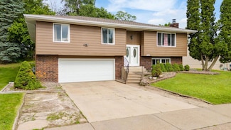 2735 Chisholm Ave, Saint Paul, MN 55109