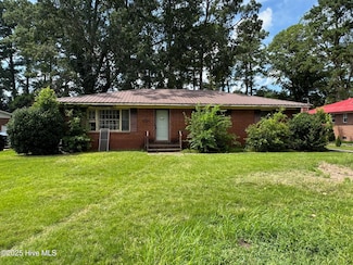 411 Lafayette St, Clinton, NC 28328