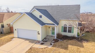 2211 Bracebridge Rd, Bloomington, IL 61705