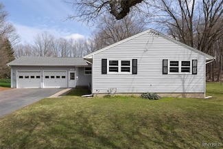 56 Balcom Dr, East Aurora, NY 14052