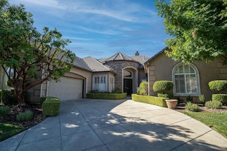 1622 E Shadow Creek Dr, Fresno, CA 93730