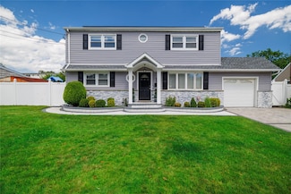55 W Walnut St, Farmingdale, NY 11735