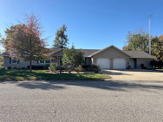 605 W Lakeview Dr, Fairfield, IL 62837