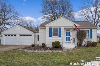 25 W 32nd St, Holland, MI 49423