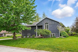 913 10th St, Kalona, IA 52247