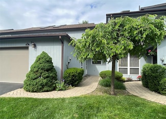 17 Pond Dr E, Rhinebeck, NY 12572