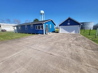 211 Peach St, Sweeny, TX 77480