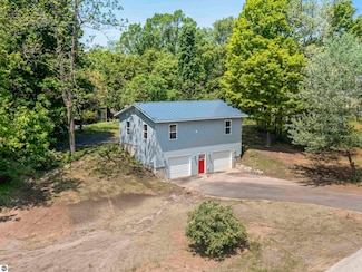 7050 River St, Benzonia, MI 49616