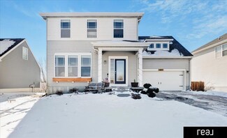 813 Stony Point Dr, Papillion, NE 68046