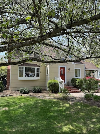 541 Peters Blvd, Brightwaters, NY 11718