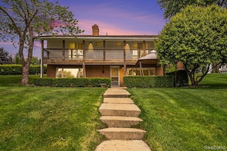 1365 Blue Water Dr, Fenton, MI 48430