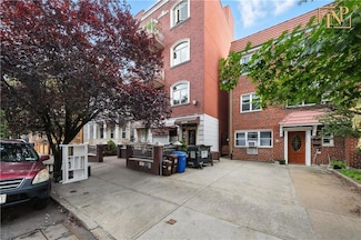 2569 38th St Unit 1R, Astoria, NY 11103