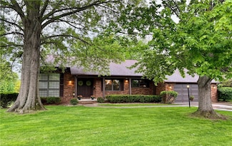 2236 Seneca Dr, Charleston, IL 61920