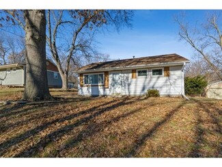 215 Hughes Ave, Des Moines, IA 50315