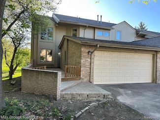 4347 Foxpointe Dr, West Bloomfield, MI 48323