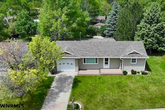 834 E 9th St, Chadron, NE 69337