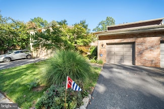 10729 Gloxinia Dr, Rockville, MD 20852