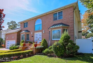44 Fayann Ln, Staten Island, NY 10307