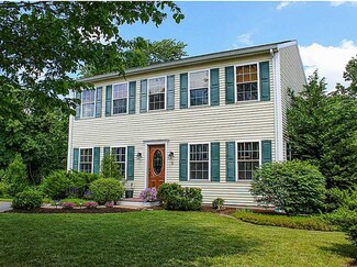 8 Quenton Ln, Bristol, RI 02809
