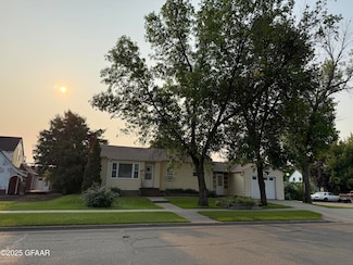 916 Manvel Ave, Grafton, ND 58237