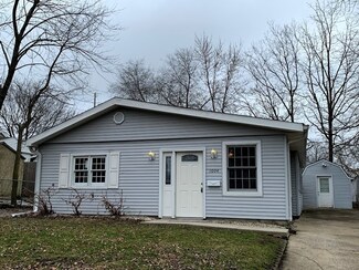 1604 S Roosevelt Ave, Bloomington, IL 61701