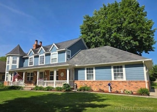3573 Lakeshore Dr, Waterford, MI 48329