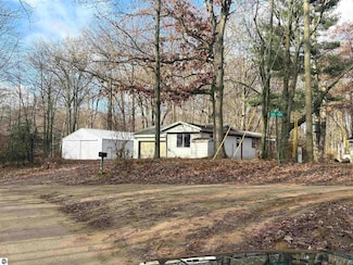 7662 Schaum Dr, Weidman, MI 48893