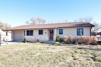 324 Sioux Dr, Ozawkie, KS 66070