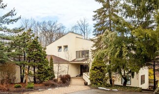 10 Stonehill Ln, Chagrin Falls, OH 44022