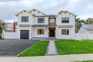 9 Friends Ln, Westbury, NY 11590