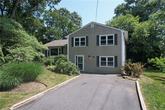 62 Birchwood Dr, Narragansett, RI 02882