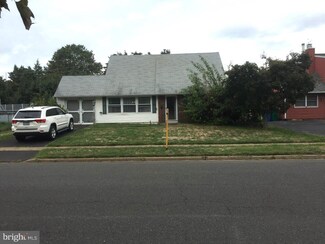 61 Plumbridge Dr, Levittown, PA 19056