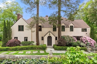 85 Gate House Rd, Chestnut Hill, MA 02467