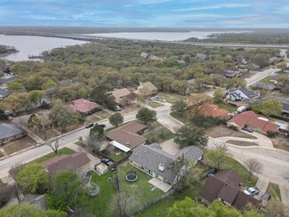 4 Crest Ct, Lake Dallas, TX 75065