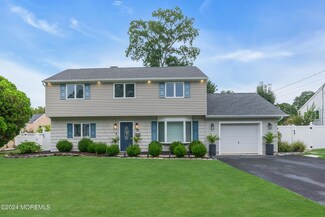 29 Peachtree Rd, Oakhurst, NJ 07755