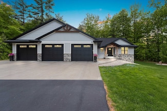 835 Maple Leaf Trail, Little Suamico, WI 54171