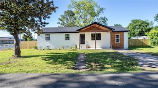 608 Grace St, Moffett, OK 74946