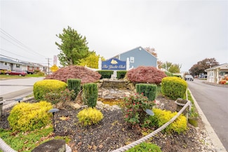 100 Baker Ct Unit 15, Island Park, NY 11558