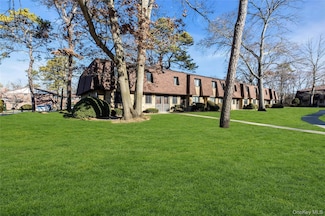 35 Newbrook Ln Unit 35, Bay Shore, NY 11706