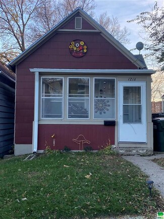 1216 W 2nd St, Sioux City, IA 51103