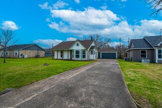 7129 Beechwood Dr, Angleton, TX 77515