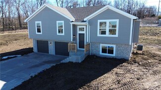 1204 SW Burns Cir, Oak Grove, MO 64075