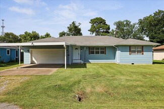 2938 Graves Ave, Groves, TX 77619
