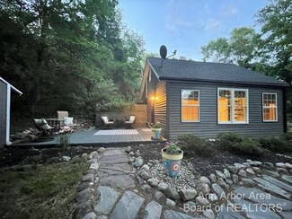 8322 Thurston Rd, Pinckney, MI 48169