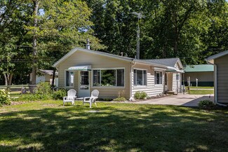 451 Oakwood Beach Dr, Brooklyn, MI 49230