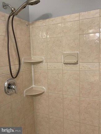 5712 Mason Bluff Dr, Burke, VA 22015