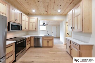 812 N 42nd St, Omaha, NE 68131