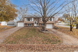 3205 Candlewick Dr, Bettendorf, IA 52722
