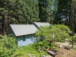 702 Shadywood Dr, Cave Junction, OR 97523