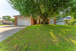 201 Shady Acres Cir, Nixa, MO 65714